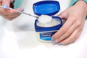 Vaseline dưỡng ẩm: Cái kết bất ngờ cho làn da của bạn?