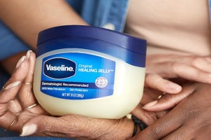 Sáp dưỡng ẩm Vaseline: Bí mật chăm sóc da bạn nên biết