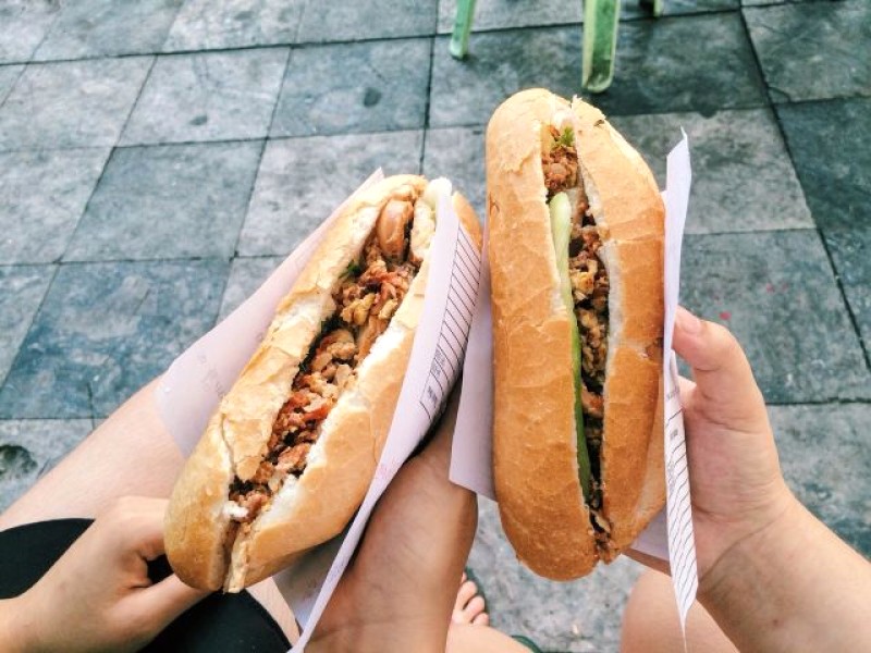 Bánh mì dân tổ: Hot đến nỗi xếp hàng từ 3h sáng?