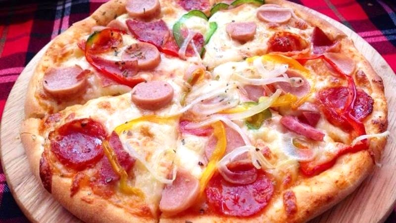 Pizza xúc xích béo ngậy, vỏ dày, đơn giản.