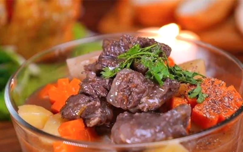 Bò sốt vang ngon, ấm cúng cho bữa tiệc gia đình.