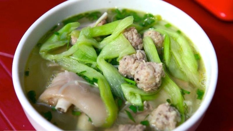 Bún móng giò dọc mùng Hà Nội chuẩn vị