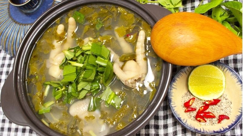 Canh chân gà lá giang ngon tuyệt, mẹ chồng khen ngợi.