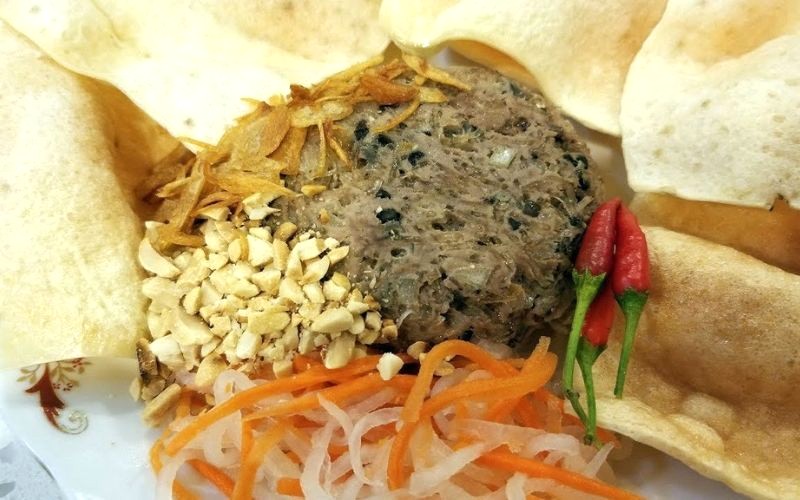 Chả đùm: đặc sản Huế, thịt xay, ăn kèm bún, bánh mì.