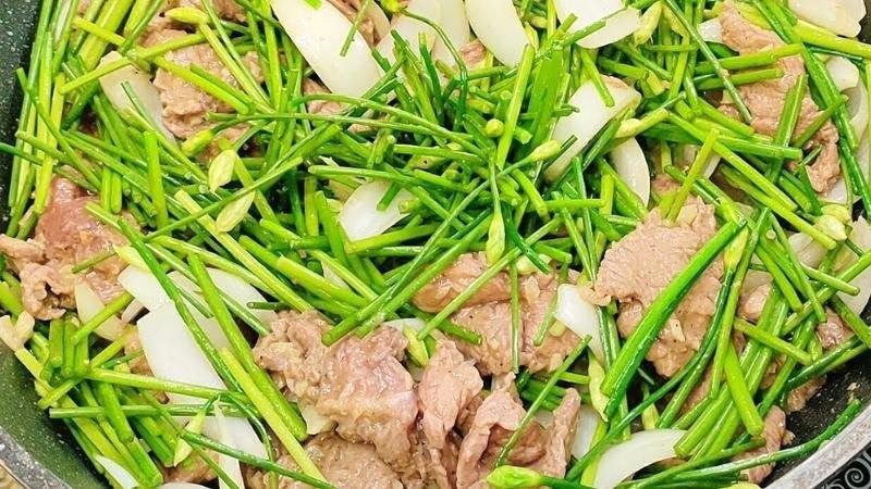 Thịt bò xào hẹ thơm ngon, bổ dưỡng chỉ 10 phút.