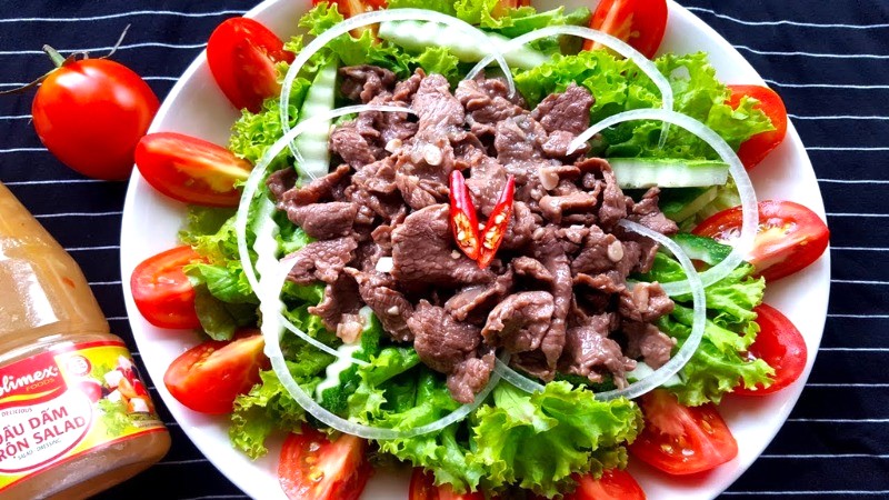 Salad thịt bò chống ngấy, đơn giản tại nhà.