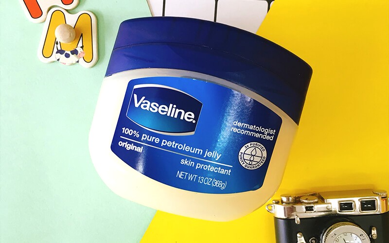 Sáp dưỡng ẩm Vaseline của Unilever, chiết xuất dầu khoáng.