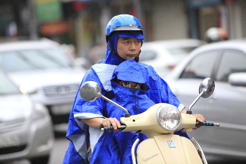 An toàn khi đi xe máy trời mưa