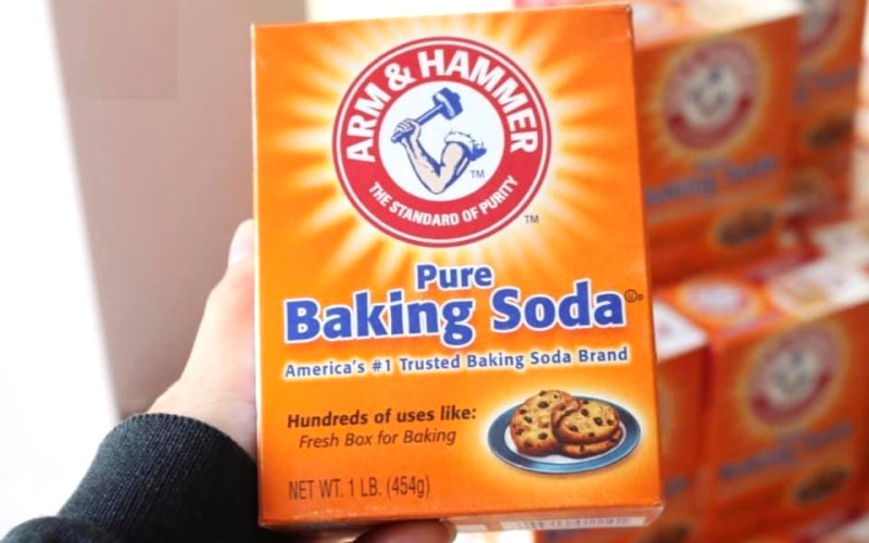 Khử mùi nách tự nhiên bằng baking soda.