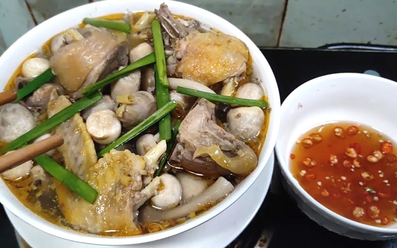 Món canh gà nấu nấm rơm hoàn thành