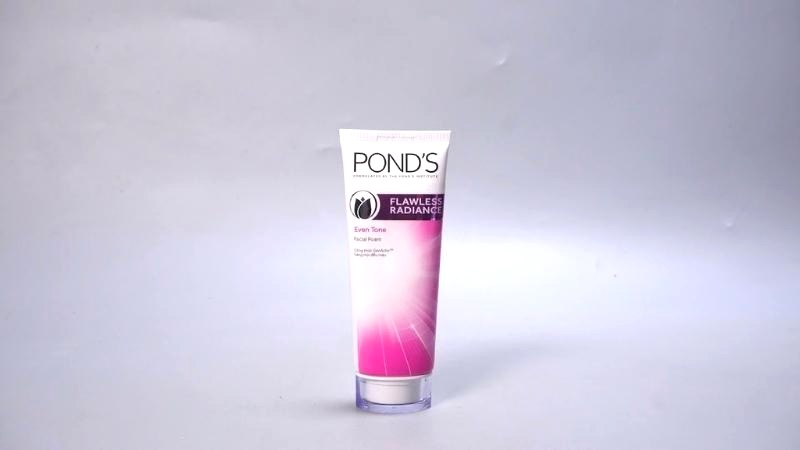 Sữa rửa mặt Ponds Flawless Radiance