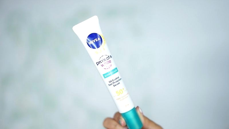 Kem chống nắng Nivea Sun Protect & White Oil Control