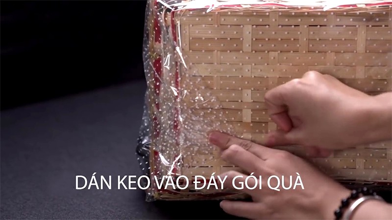 Dán keo vào đáy của gói quà