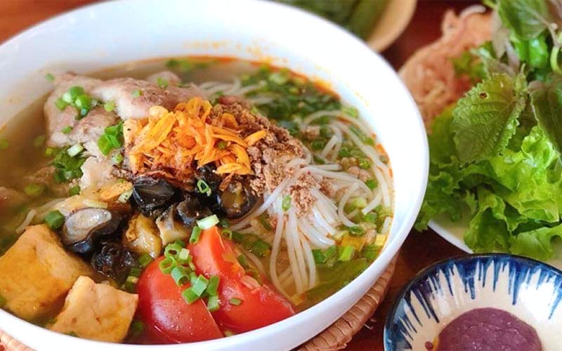 Phần canh bún ở quán