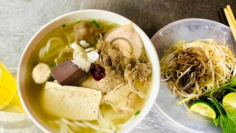 Bún bò Huế đầy đủ thơm ngon