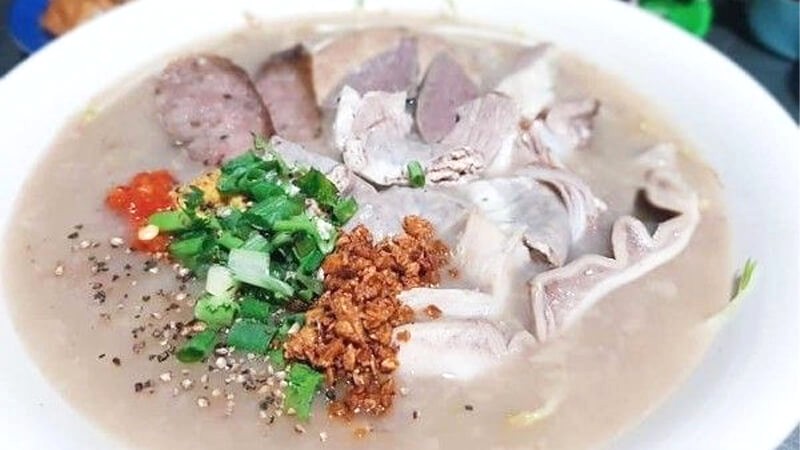 Cháo lòng Miền Tây đầy topping.