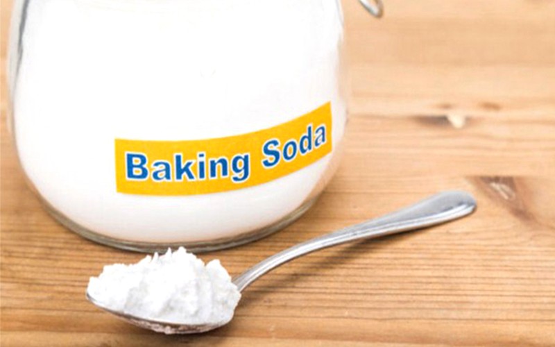 Làm sạch giấy dán tường bằng giấm và baking soda.