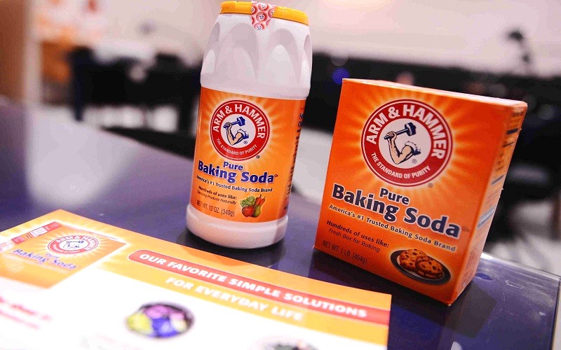 Khử mùi nhựa cao su bằng baking soda.