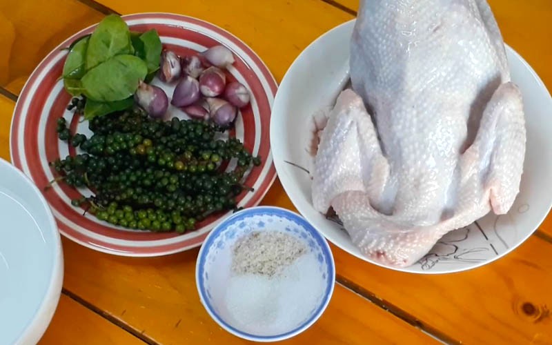 Nguyên liệu làm gà hấp tiêu xanh