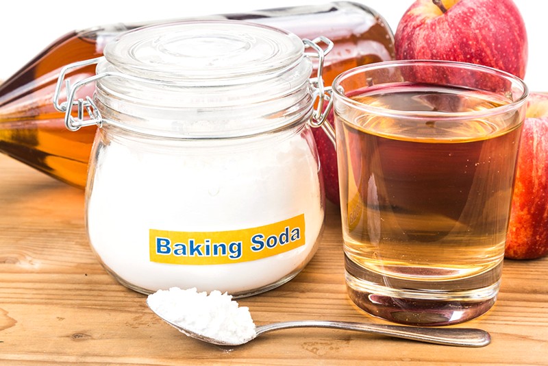 Bồn cầu trắng sáng nhờ baking soda.