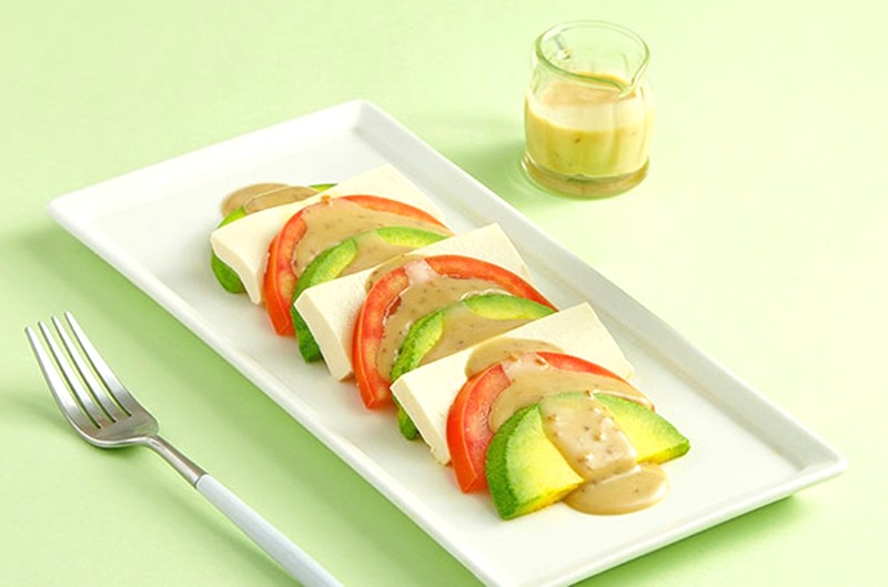 Salad caprese với bơ cùng đậu hũ