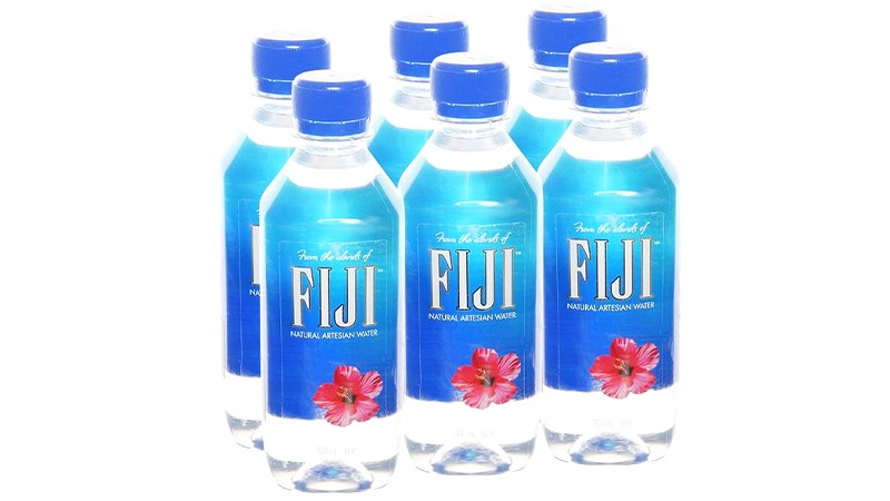 Nước khoáng Fiji: Nước thiên nhiên tinh khiết, đóng chai trực tiếp.