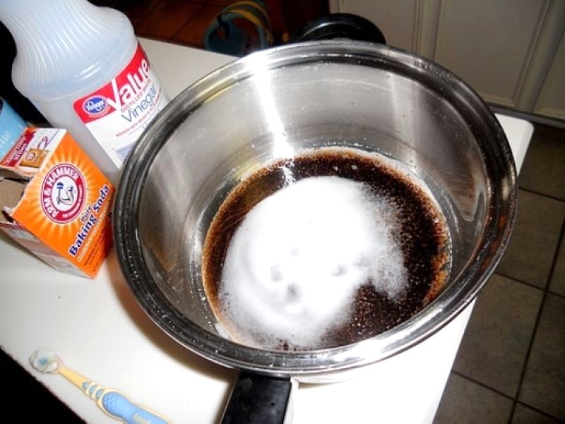 Làm sạch bếp bằng baking soda.