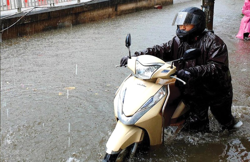 An toàn khi đi xe máy qua vùng ngập nước.