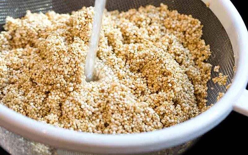 Quinoa có lớp phủ saponin tự nhiên.