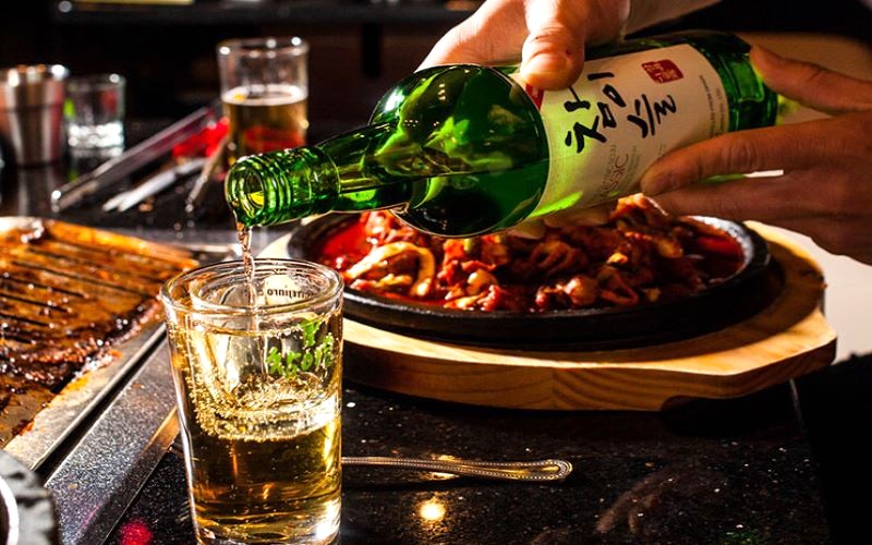 Rót rượu Soju