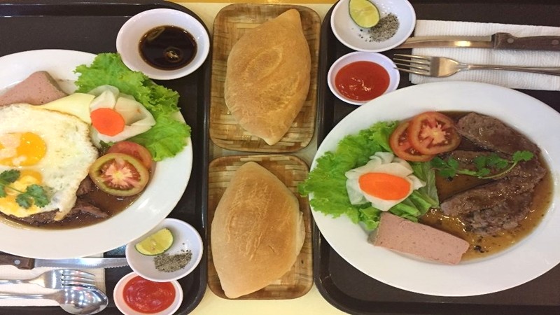 Bít tết bánh mì tươi Mạc Đĩnh Chi