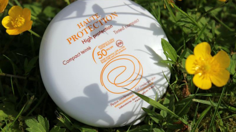 Kem chống nắng Avène SPF 50 màu.