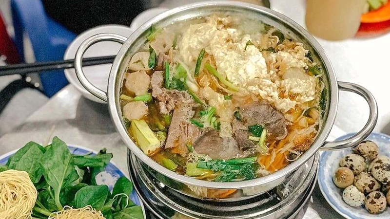 Lẩu bò Nhà gỗ - Sài Gòn