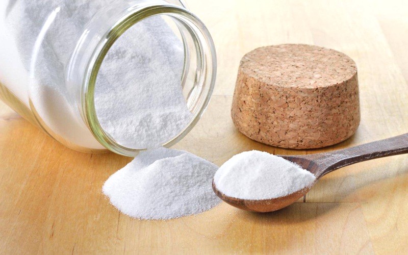 Khử mùi nệm cao su mới bằng baking soda.