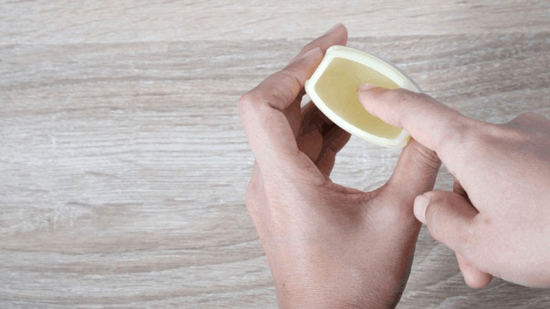 Sử dụng Vaseline làm lớp son lót