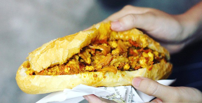 Bánh mì dân tổ: Hot hit, xếp hàng từ 3h sáng.