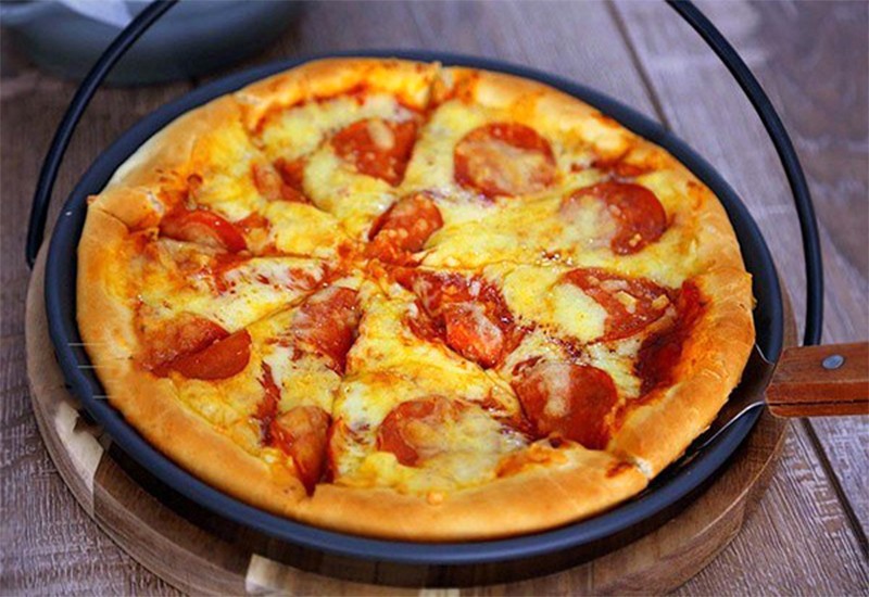 Pizza xúc xích béo ngậy, vỏ dày, đơn giản