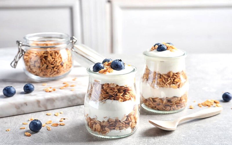 Granola với sữa tươi/sữa chua Hy Lạp