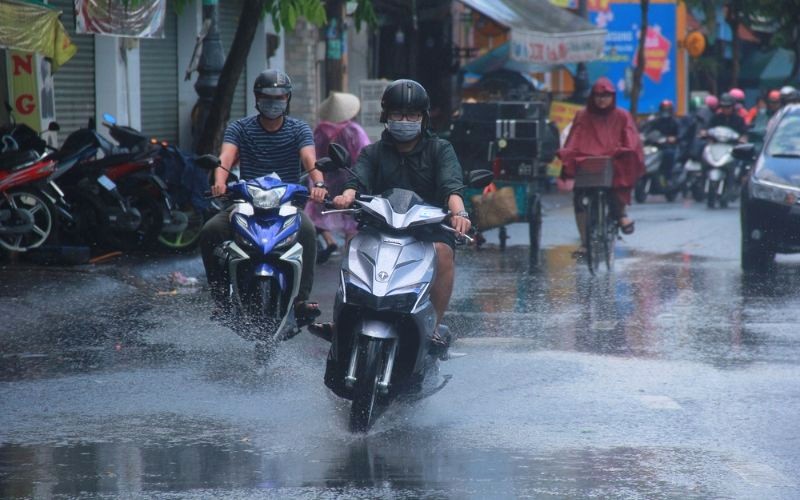 An toàn khi lái xe máy trời mưa