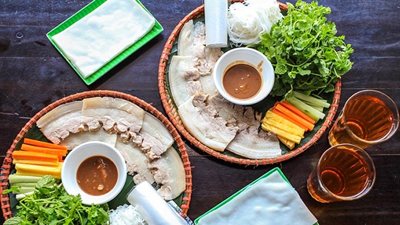 Thịt ba chỉ luộc cuốn bánh tráng