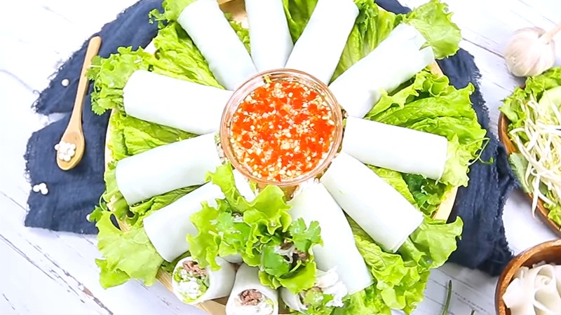 Món bánh phở cuốn thịt bò băm