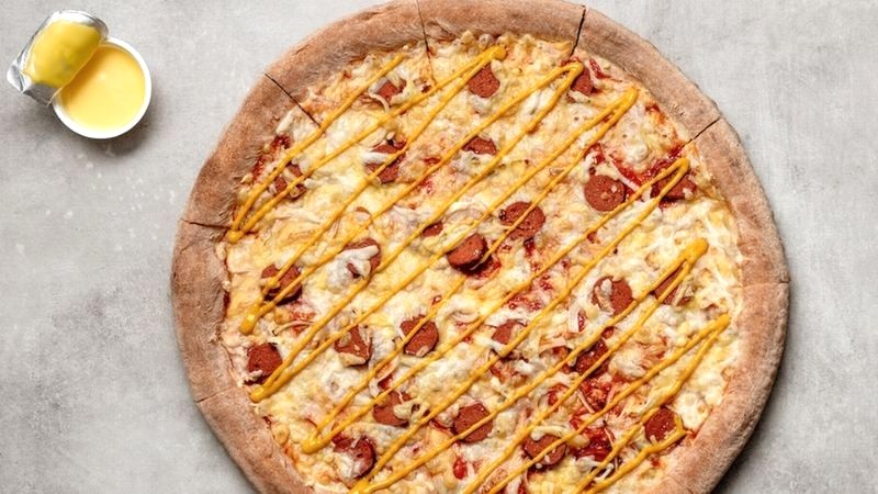 Pizza xúc xích béo ngậy, vỏ dày đơn giản