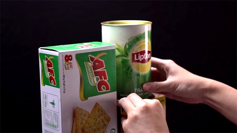 Dán lon trà Lipton lên hộp cà phê