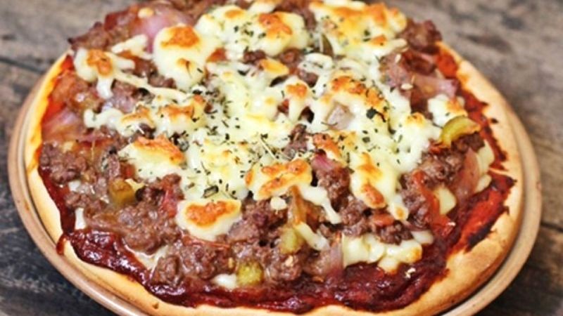 Pizza bò nhiều sốt, phô mai.