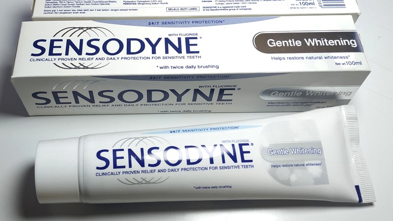 Kem đánh răng Sensodyne trắng sáng nhẹ nhàng.