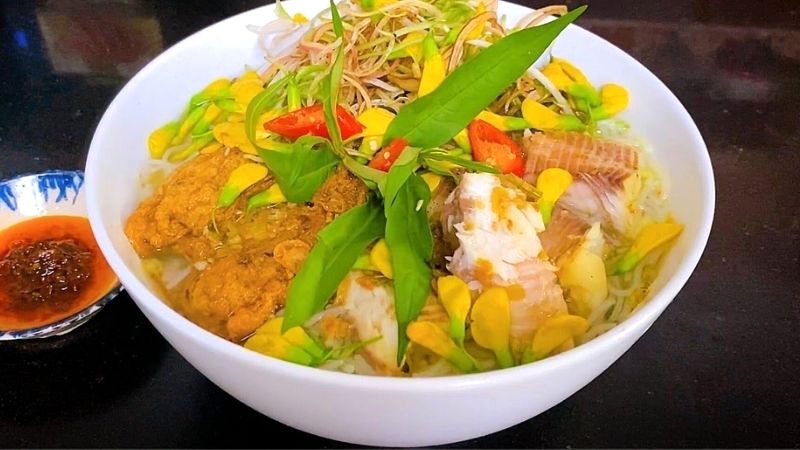 Bún cá Châu Đốc, rau thơm đầy ắp.