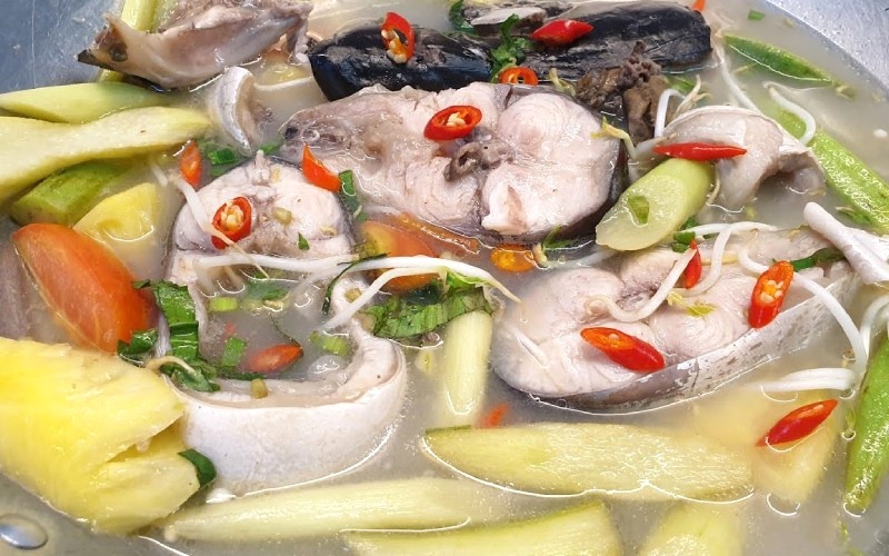 Thưởng thức canh chua cá ba sa