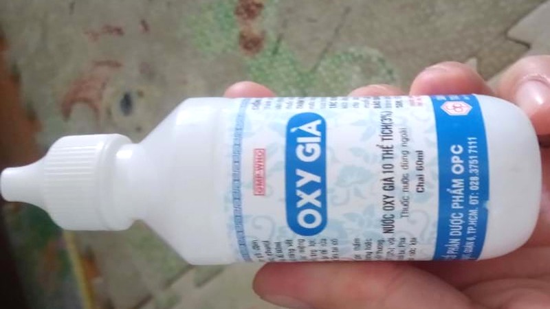 Tẩy vết mực bút lông bằng oxy già.