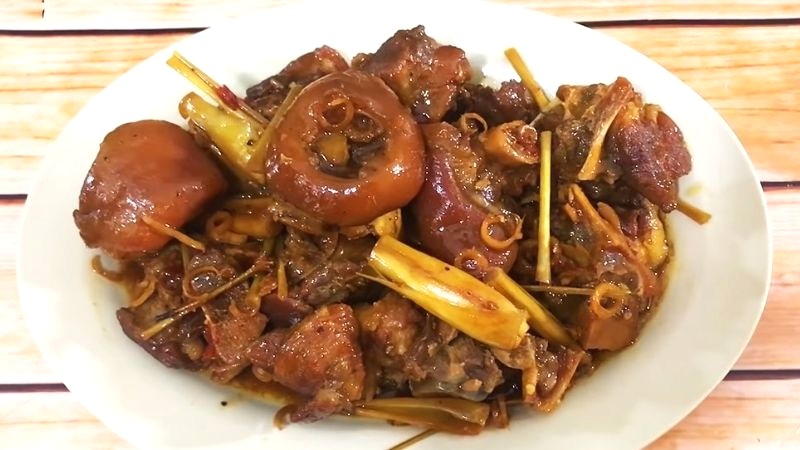 Chân giò kho riềng