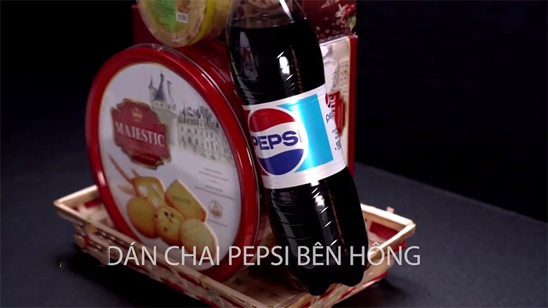 Dán nhãn Pepsi bằng keo.